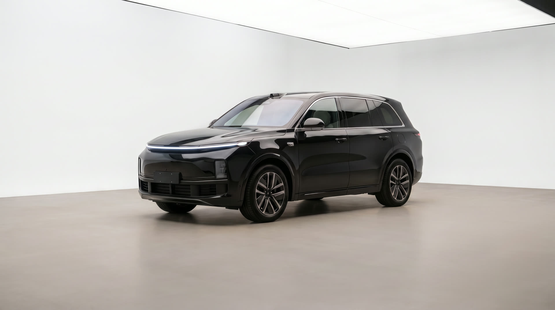 Li Auto L9 в светлой студии