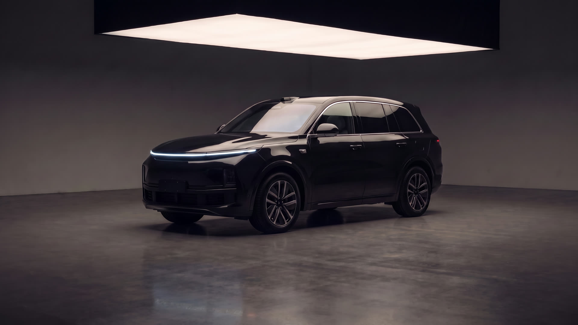 Li Auto L9 в тёмном шоуруме