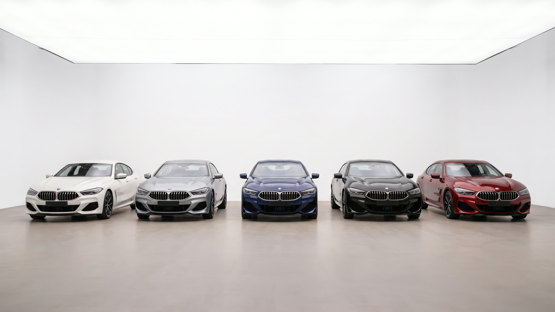 Ряд из пяти BMW 8 Gran Coupe в белой студии